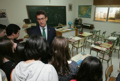 Feijóo, durante una visita a la recreación de un aula en el Museo Pedagóxico de Galicia.