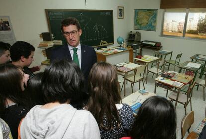 Feij&oacute;o, durante una visita a la recreaci&oacute;n de un aula en el Museo Pedag&oacute;xico de Galicia.