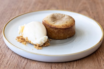 El postre fluido de avellana con helado de amaretto de Cal Trumfo.