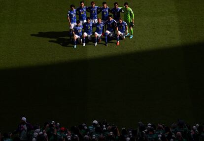 El equipo titular de Japón posa ante los fotógrafos para hacerse la foto oficial antes del encuentro ante Costa Rica.