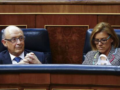 GRAF4283. MADRID, 23/05/2018.- Los ministros de Hacienda, Cristóbal Montoro, y Defensa, María Dolores de Cospedal, tras la aprobación de los Presupuestos Generales del Estado para 2018, hoy en el Congreso de los Diputados de Madrid. EFE/ J.P.Gandul