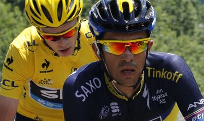 Alberto Contador rueda delante de Chris Froome en la novena etapa del Tour.