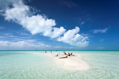 Este es el único arenal mexicano de la lista, en la península de Yucatán. Sus aguas diáfanas, los cocoteros y la arena blanca son sus principales características, típicamente caribeñas. Para llegar hasta este trocito de paraíso (tiene siete kilómetros de longitud) solo basta un viaje en ferri desde Cancún de 20 minutos. En Punta Norte, además, está el parque natural El Garrafón, hay una tirolina que sobrevuela a 30 metros de altura sobre el Caribe y uno de los imprescindibles es practicar esnórquel en el arrecife coralino.<br></br> Más información: visitmexico.com