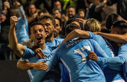 Los jugadores del UD Ibiza celebran el gol de Pep Caballe.