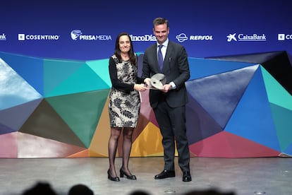 Cristina García Medinilla, directora general de BeiGene para España y Portugal, fue premiada como la directiva más innovadora. Álvaro de la Haza, vicepresidente ejecutivo de Cosentino, hizo los honores de la entrega del trofeo. “Me siento una verdadera privilegiada, porque la innovación ha sido la brújula que ha guiado toda mi carrera profesional”.