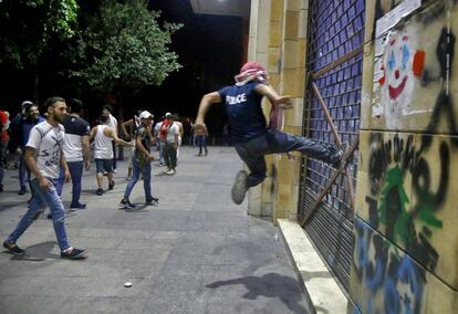 Manifestantes atacan tiendas en el centro de Beirut, Líbano.