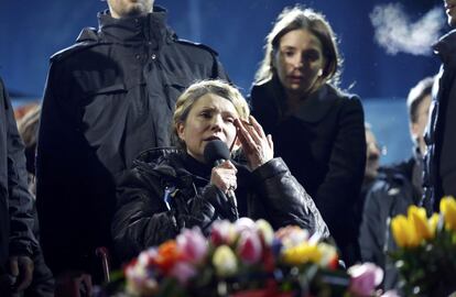 La líder de la oposición ucraniana, Yulia Tymoshenko se dirige a los manifestantes anti-gubernamentales en la Plaza de la Independencia con su hija Yevgenia (i). Tymoshenko recibió una calurosa bienvenida. "Ustedes son héroes, usted es el mejor de Ucrania", dijo a los 50.000 efectivos multitud antes de romper a llorar.