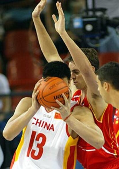 Yao Ming intenta eludir en vano el marcaje de Gasol.