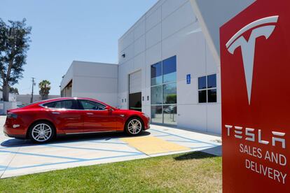 Un punto de venta y servicio de Tesla en California, Estados Unidos.