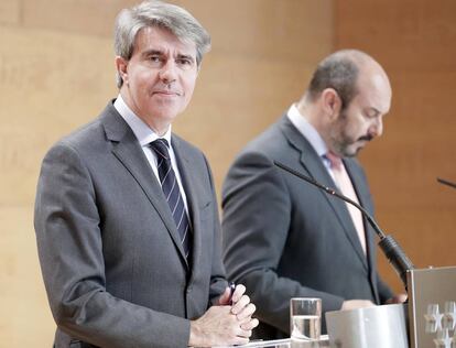 El presidente de la Comunidad de Madrid, Ángel Garrido, y el portavoz, Pedro Rollán, en rueda de prensa tras Consejo de Gobierno.