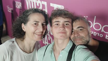 Axel (14 años) junto a sus padres, Gustavo Molina y Yolanda Pérez.