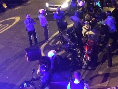 La Polic&iacute;a acordona la escena de una atentado en Londres.
