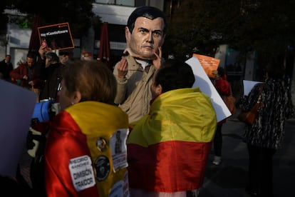 Manifestantes en contra de Pedro Sánchez ante los juzgados de Plaza de Castilla, donde declara Begoña Gómez.