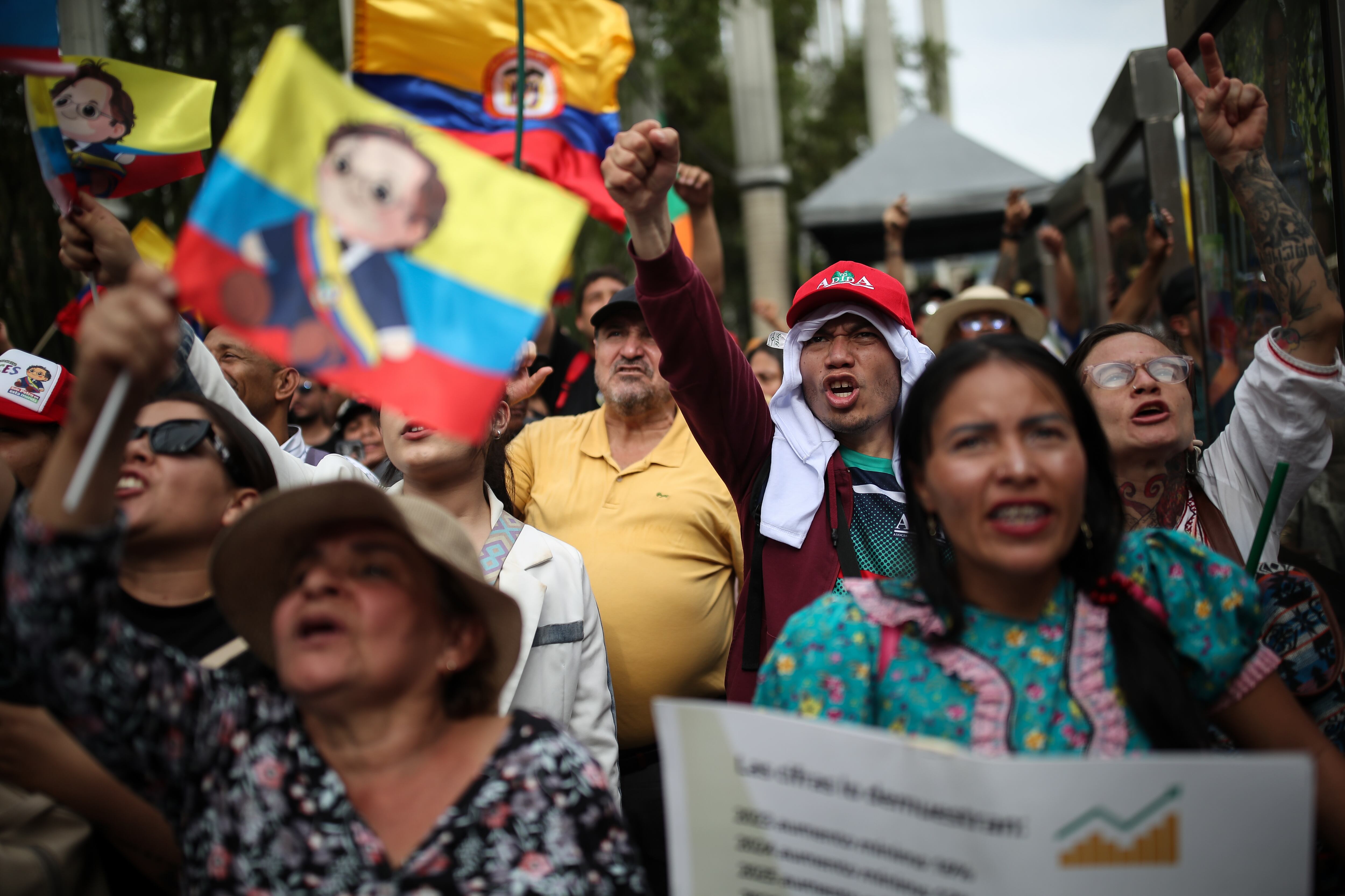 Simpatizantes del presidente Gustavo Petro escuchan su discurso en el Parque de las Luces, en el centro de Medellín, este viernes.