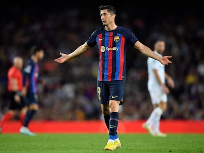 Robert Lewandowski durante el partido del Barcelona contra el Inter en el Camp Nou este miércoles.