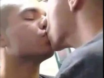 Soldado Prior estava no Metrô quando foi filmado beijando um homem.  