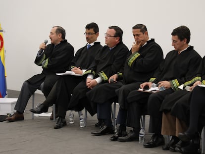 Eduardo Cifuentes, a la izquierda, junto a otros magistrados de la Jurisdicción Especial para la Paz.