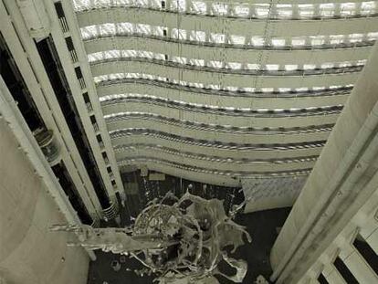 Vista hacia el interior de la Torre del Agua, con la escultura <i>Splash</i> al fondo.