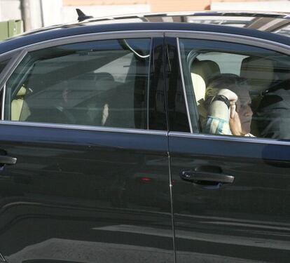 López, en la parte trasera del coche oficial, ayer, saliendo de la institución.