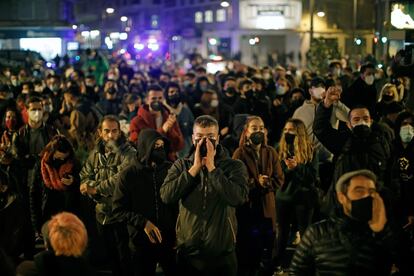 Cientos de personas durante la concentración convocada en Valencia en protesta por la detención e ingreso en prisión del rapero Pablo Hasél.