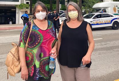 Anne Marie Bonnefoy (izquierda) y Pascale Bonnefoy, hijas de Claudio Bonnefoy Bachelet, chileno desaparecido en el derrumbe de un edificio en Miami (Florida), posan frente al Grand Beach Hotel.