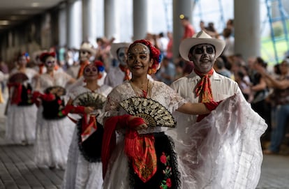 La Catrina es otro de los elementos más representativos de esta festividad: la imagen de un esqueleto rematado por una calavera de amplia sonrisa que ejemplifica la desdramatización de la muerte y las ganas de vivir y reír. La primera Catrina la pintó el caricaturista José Posada. En la imagen, un desfile de Catrinas en la ciudad de Monterrey, el 30 de octubre de 2023.