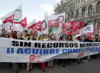 Funcionarios de la Administración de Justicia de la Comunidad de Madrid se manifiestan en contra de los planes de reducción salarial y la falta de inversiones firmadas hace un año.