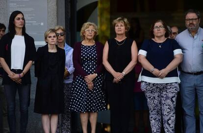 Manuel Carmena con su equipo en el minuto de silencio por las víctimas de Niza.