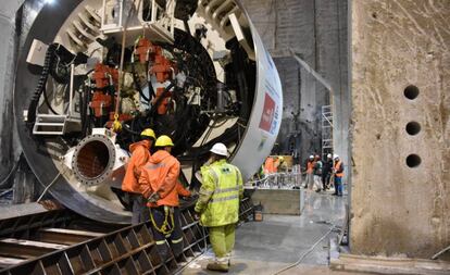 Obras en el conducto de 12 kilómetros que conducirá las aguas cloacales tratadas hacia el Río de la Plata.