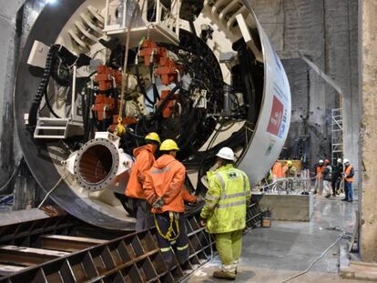 Obras en el conducto de 12 kilómetros que conducirá las aguas cloacales tratadas hacia el Río de la Plata.