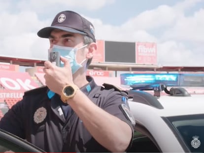 La Policía Local de Palma también actuó en los vídeos del RCD Mallorca. En la imagen, un agente, en el estadio de Son Moix.