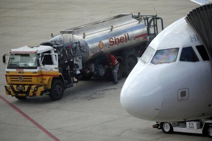 Em Brasília, caminhão abastece um avião, mas vários voos no Brasil foram cancelados nesta sexta-feira. 