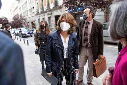 La fiscal general del Estado, Dolores Delgado, a su llegada al Ateneo de Madrid para dar una conferencia, el pasado mes de abril.