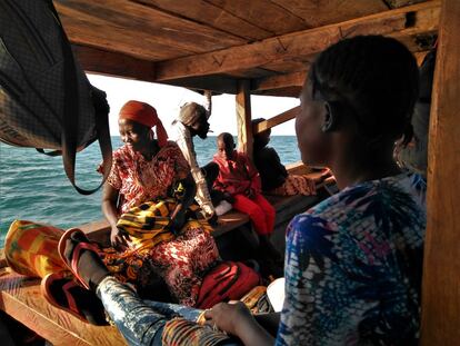 Las canoas son el transporte más utilizado para viajar de Bubaque a islas como Orango o Uno. En este archipiélago guineano conviven personas de la etnia bijagós, la mayoritaria, con otros grupos étnicos como los balanta, los fula o los mandinga. 