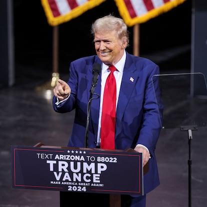 Republican presidential nominee and former U.S. President Donald Trump gestures as he speaks during a campaign rally in Tucson, Arizona, U.S. September 12, 2024.  REUTERS/Mike Blake