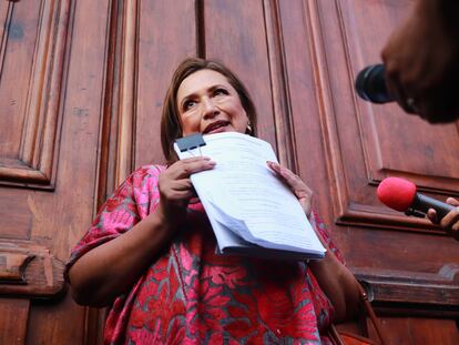 Xóchitl Gálvez a las puertas del Palacio Nacional buscando derecho a la réplica para responder a las acusaciones del presidente, el 12 de junio.