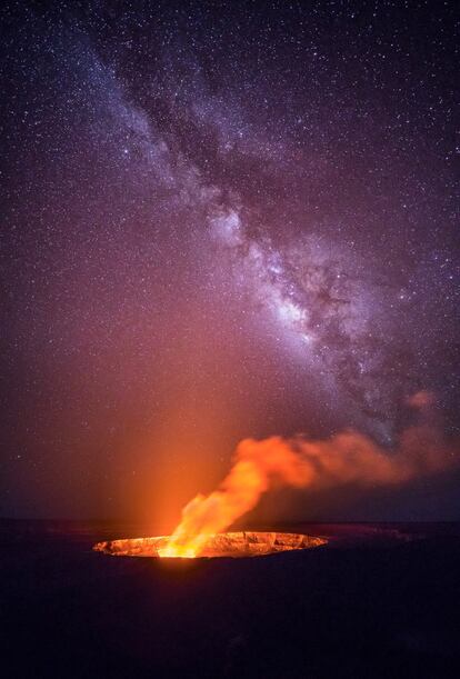 Camino durante horas guiado por mi linterna, en silencio, solo acompañado por el sonido de mis pisadas cuando quiebran el delicado suelo vidrioso recién formado.<p>En la imagen, el lago de lava del Pu‘u ‘Ō’ō resplandece en una noche de agosto de 2017 bajo la Vía Láctea. El cráter se colapsó durante la erupción de 2018, por lo que actualmente no es posible contemplar esta bella escena.</p>