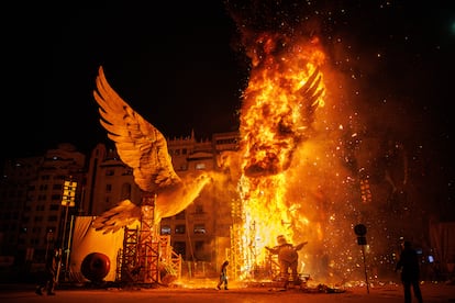 La falla municipal es consumida por el fuego durante la 'cremà' del martes.