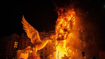 La falla municipal es consumida por el fuego durante la 'cremà' del martes.