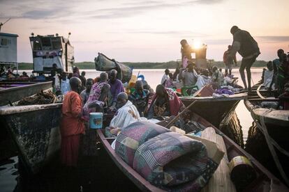 En Uganda hay 32.443 refugiados sursudaneses registrados por ACNUR; 4.754 en el campo de Kakuma en Kenia, unos 6.000 en Etiopía y varios centenares en Sudán. En la imagen, llegada de refugiados sursudaneses en barco al campamento de refugiados de Minkammen en Sudán del Sur.
