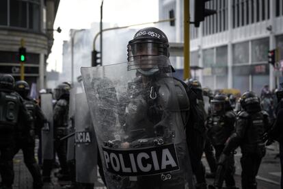 Un policía vigila una de las esquinas del Palacio de Justicia durante la arremetida contra los manifestantes que bloqueaban las salidas.