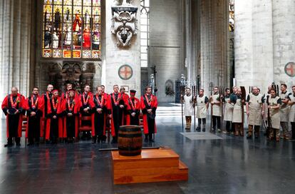 Los miembros de la 'Knighthood of the Brewer's Paddle' asisten a misa frente a un barril de cerveza.