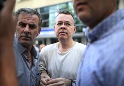 El pastor estadounidense Andrew Brunson llega el pasado 25 de julio a su hogar en Esmirna (Turquía) donde deberá cumplir arresto domiciliario tras pasar más de un año y medio en prisión. Turquía lo acusa de espionaje y terrorismo pero Estados Unidos exige su liberación inmediata.