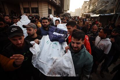 Los dolientes se reúnen junto a los cadáveres durante el funeral de los periodistas palestinos muertos por los ataques aéreos israelíes, este jueves.