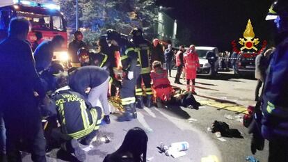 Los hechos ocurrieron sobre la 1.00 de la madrugada (hora local). En la imagen, personal de emergencias ayuda a los heridos de la avalancha.