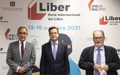 Patrici Tixis, presidente de la FGEE; Eduardo López-Puertas, director general de Ifema, y Antonio Mª Ávila, director ejecutivo de la FGEE, presentan Liber 2021.