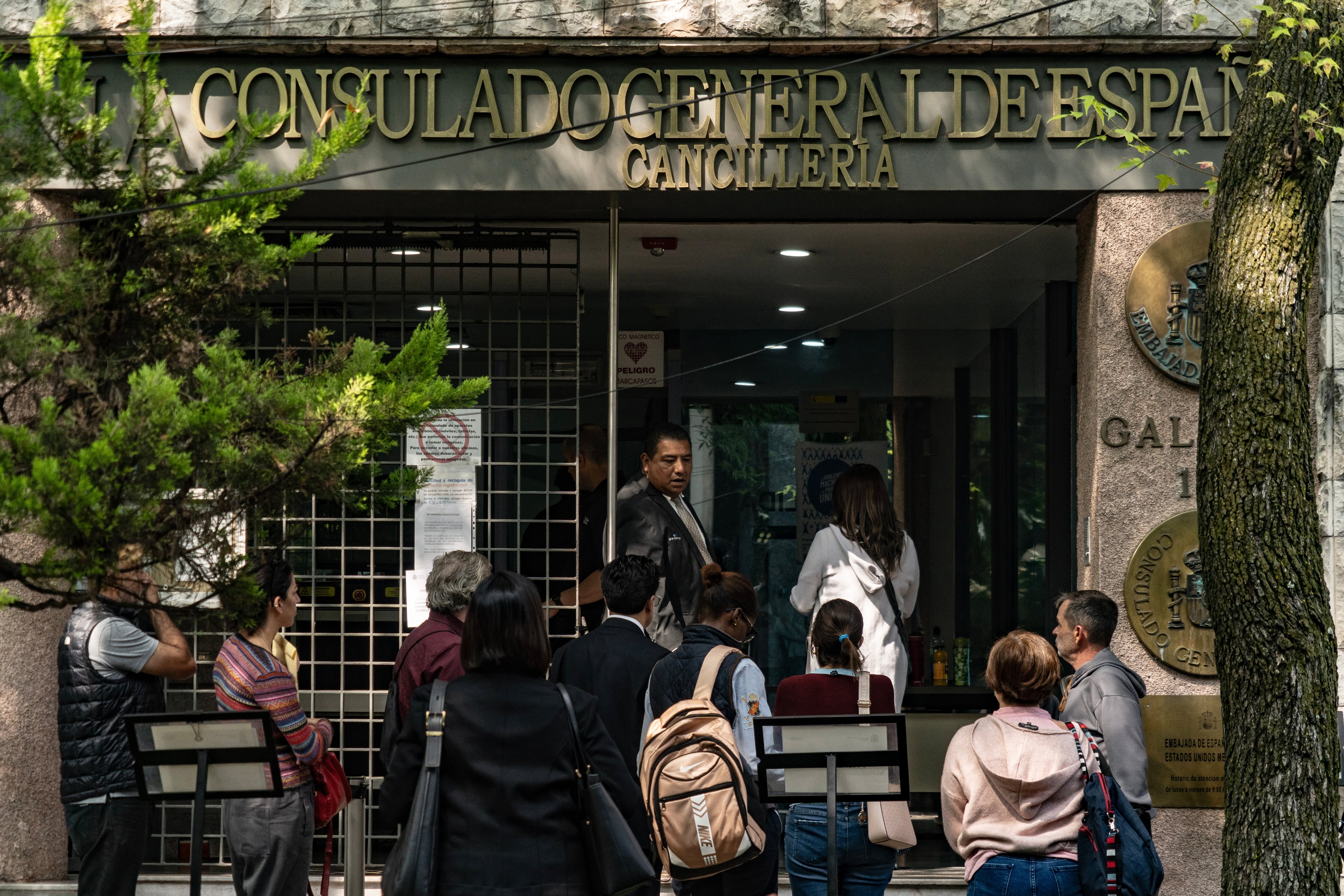 Cinco días frenéticos en los consulados para cumplir el ultimátum del Supremo: “Es como reparar un avión en pleno vuelo”