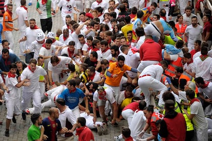 Un grupos de mozos se amontona en la bajada al callejón de la Plaza de Toros de Pamplona durante el tercer encierro de los sanfermines 2016.