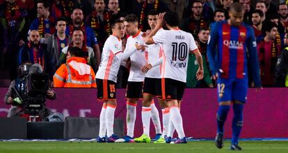 Jugadores del Valencia ante el Barcelona.