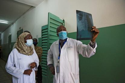 El profesor Yacouba Togola (derecha), que dirige el departamento de Neumología y también es jefe de la unidad de covid-19 en el Hospital Point G, habla con sus colegas sobre las radiografías de pulmón de un paciente en Bamako, Mali, el 3 de febrero de 2021. El aumento de los decesos "es una preocupante señal de alarma de que los trabajadores sanitarios y los sistemas de salud de África están peligrosamente sobrecargados", ha alertado Matshidiso Moeti.